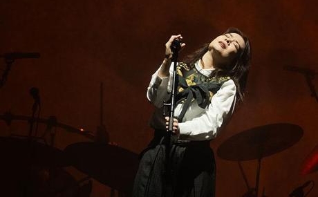 Mitski-Istanbul8217daki-konserinde-hayranlarini-buyuledi-featured