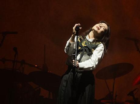 Mitski-Istanbul8217daki-konserinde-hayranlarini-buyuledi-featured