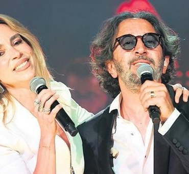 Sarkici-esiyle-sahnede-duet-yapti-featured