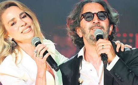 Sarkici-esiyle-sahnede-duet-yapti-featured