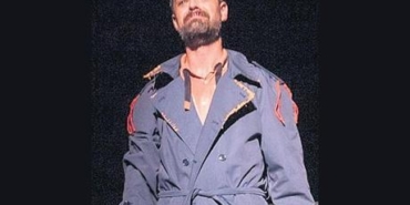 Tek-Kisilik-Performansla-Duygulara-Dokunan-Masat-featured