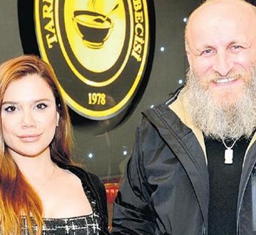 ‘Oflu-Hoca-sahneye-hazirlik-yapiyor-featured