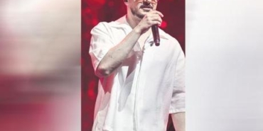 2-bin-kisilik-konserinde-sahne-aldi-featured
