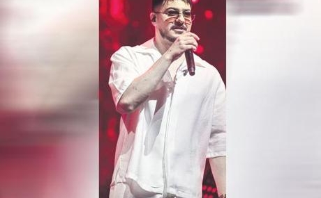 2-bin-kisilik-konserinde-sahne-aldi-featured