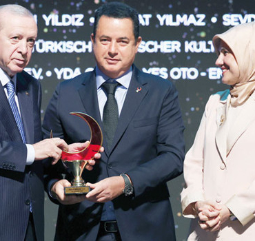 Acun-Ilicali8217ya-Kizilay8217dan-Anlamli-8216Iyilik-Elcisi8217-Odulu-featured