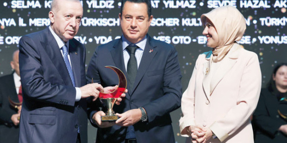 Acun-Ilicali8217ya-Kizilay8217dan-Anlamli-8216Iyilik-Elcisi8217-Odulu-featured