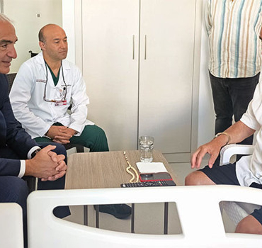 Bakan-Ersoy8217dan-Ibrahim-Tatlises8217e-Hastanede-Anlamli-Ziyaret-featured