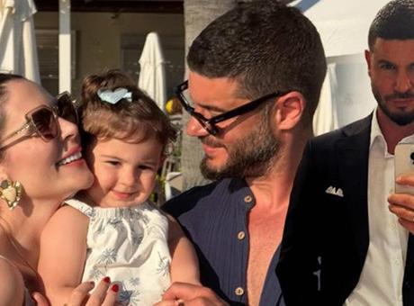Berk-Oktay8217in-Kizi-Mira-Milena-ile-Mutlu-Aile-Tablosu-featured