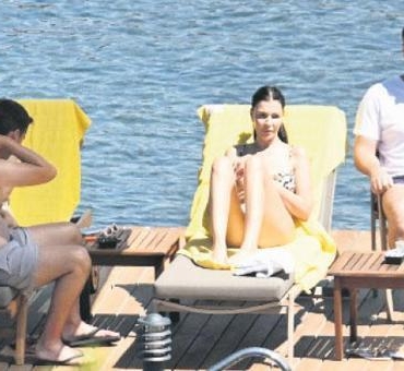 Bodrum8217da-Gunesi-Sezlongda-Karsilayan-Cift-featured