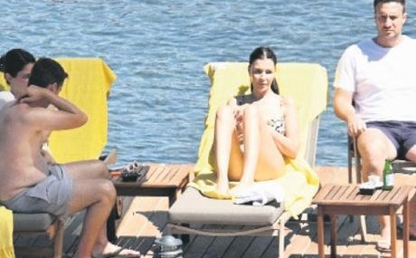 Bodrum8217da-Gunesi-Sezlongda-Karsilayan-Cift-featured