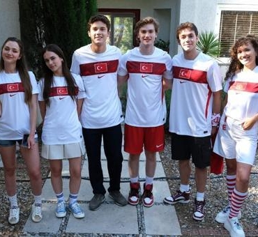 Daha-17-dizisinde-Milli-Takim-coskusu-Genc-oyunculardan-destek-featured