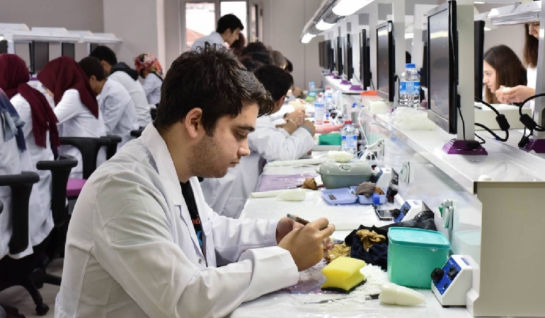 Dis-Hekimlerinin-DUS-Cikmazi-90-Net-Bile-Yetmiyor-featured
