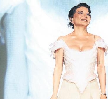 Goksel-Istanbul-konserinde-serum-takviyesiyle-sahne-aldi-featured