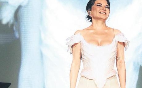 Goksel-Istanbul-konserinde-serum-takviyesiyle-sahne-aldi-featured