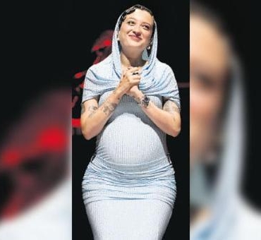 Konserlerine-ara-vermeden-devam-eden-Melike-Sahin-featured