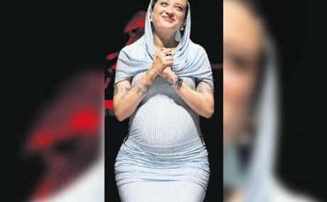 Konserlerine-ara-vermeden-devam-eden-Melike-Sahin-featured