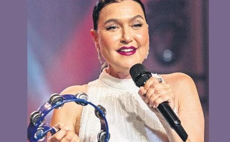 Sanatci-Sevval-Sam-Hayranlari-Icin-Uzun-Sure-Sahnedeydi-featured