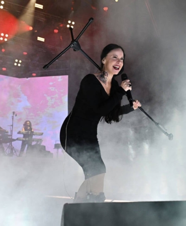 Sebnem-Ferah-Izmiri-Salladi-6-Yil-Sonra-Izmir-Arenada-Dev-Konser-featured