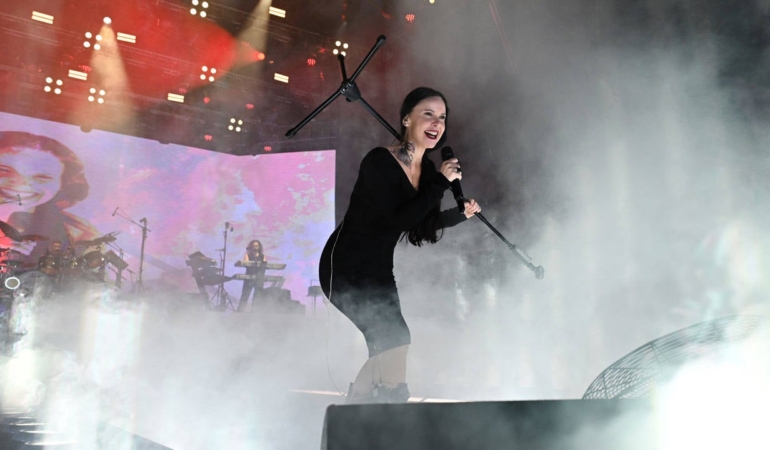 Sebnem-Ferah-Izmiri-Salladi-6-Yil-Sonra-Izmir-Arenada-Dev-Konser-featured
