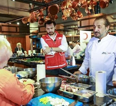 Sef-Mehmet-Yalcinkaya-depremzede-kadinlara-mutfak-egitimi-veriyor-featured