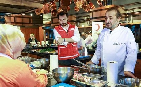 Sef-Mehmet-Yalcinkaya-depremzede-kadinlara-mutfak-egitimi-veriyor-featured