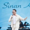 Sinan-Akcil-ayagindaki-14-dikisle-sahneye-cikti-featured