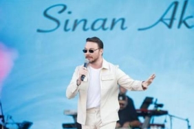 Sinan-Akcil-ayagindaki-14-dikisle-sahneye-cikti-featured