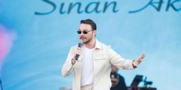 Sinan-Akcil-ayagindaki-14-dikisle-sahneye-cikti-featured