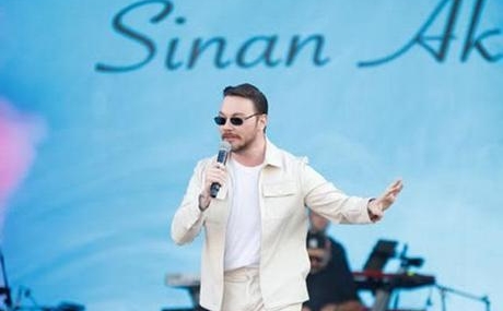 Sinan-Akcil-ayagindaki-14-dikisle-sahneye-cikti-featured