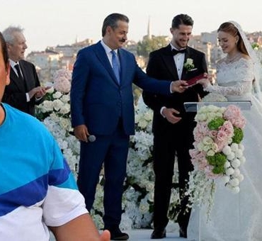 Dikkat-Ceken-Dugun-Ismail-Yuksek-ve-Esen-Matras-evlendi-featured