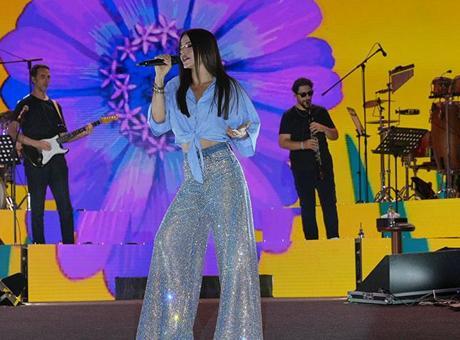 Van8217da-Simge-Sagin8217la-Cosku-Dolu-Bir-Gece-featured