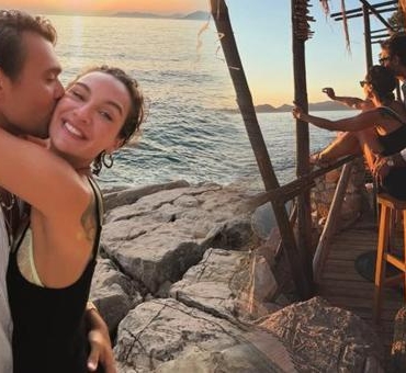 Ask-dolu-tatil-Birce-Akalay-ve-Hakan-Kurtas-ciftinin-romantizmi-featured