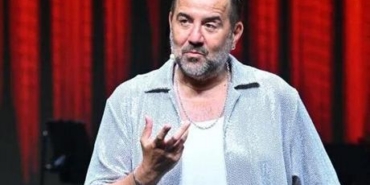 Ata-Demirer-Harbiye8217de-Hayranlarina-Kahkaha-Dolu-Anlar-Yasatti-featured