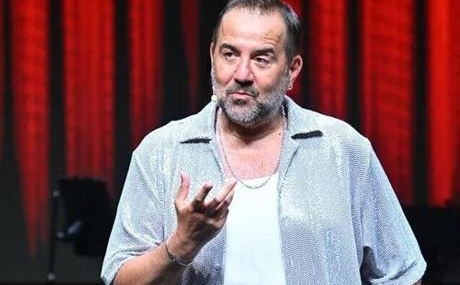 Ata-Demirer-Harbiye8217de-Hayranlarina-Kahkaha-Dolu-Anlar-Yasatti-featured