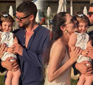 Berk-Oktay-ve-Yildiz-Cagri-Atiksoy8217dan-nese-dolu-aile-pozu-featured