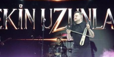 Ekin-Uzunlar-sahnede-binlerce-kisi-horonla-costu-featured
