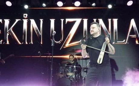 Ekin-Uzunlar-sahnede-binlerce-kisi-horonla-costu-featured