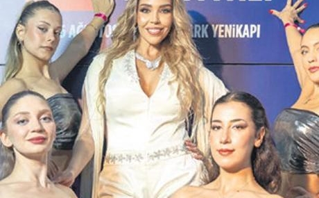 Istanbula-hayran-kalan-sarkici-Laroussi-featured
