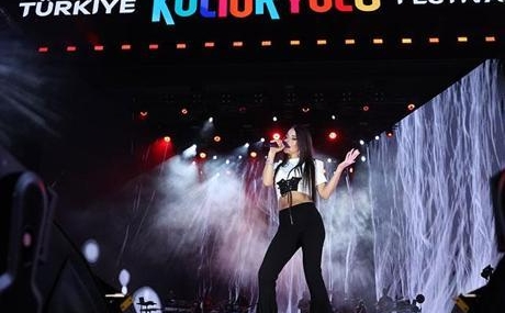Simge-Sagin-Malatya8217da-Konser-Verdi-Renkli-Anlar-Yasandi-featured