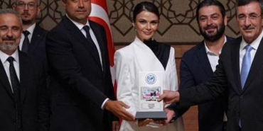 Uzak-Sehir-8216Yilin-Dizisi8217-Odulunu-Kazandi-featured