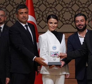 Uzak-Sehir-8216Yilin-Dizisi8217-Odulunu-Kazandi-featured