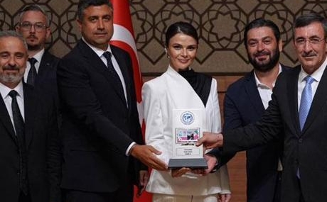 Uzak-Sehir-8216Yilin-Dizisi8217-Odulunu-Kazandi-featured