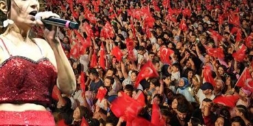Yildiz-Tilbe-200-bin-kisiyle-Istiklal-Marsi8217ni-seslendirdi-featured