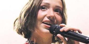 Zeynep-Bastik-Konserinde-Hayranlariyla-Birlikte-Sarki-Soyledi-featured