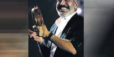 Farkli-donemlerden-eserlerle-sahneye-cikti-featured