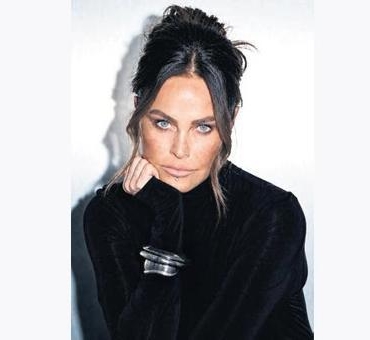 Hulya-Avsar-8216Kanli-Nigar8217-Rolunde-Sahne-Alacak-featured