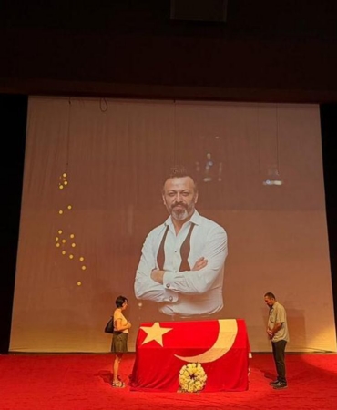 SERHAT-KILIC8217A-VEDA-Muhsin-Ertugrul-Sahnesi8217nde-Anma-Toreni-featured