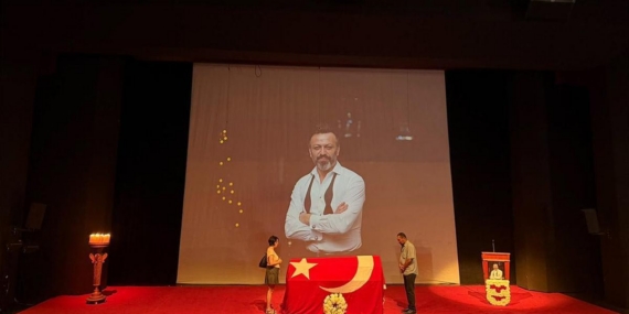 SERHAT-KILIC8217A-VEDA-Muhsin-Ertugrul-Sahnesi8217nde-Anma-Toreni-featured