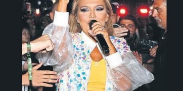 Uc-sanatci-sahne-aldi-featured