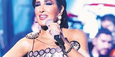 Zeki-Muren-anisina-gladyator-kostumuyle-sahneye-cikti-featured